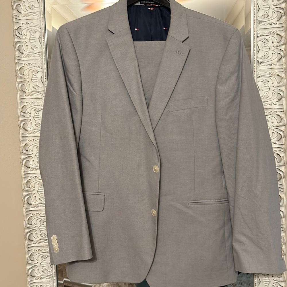 Tommy Hilfiger suit. Gray. Size 46R